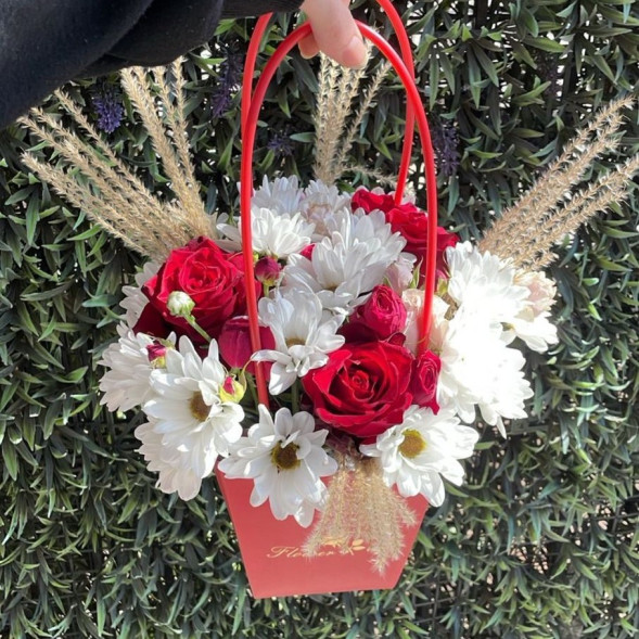 Композиция в коробке «Волшебный сад»  в Алуште