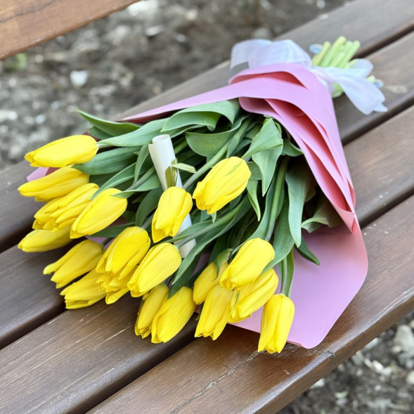 21 желтый тюльпан в Алуште