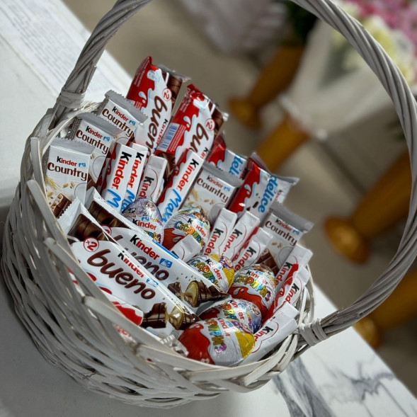 Корзина из сладостей Киндер в Алуште