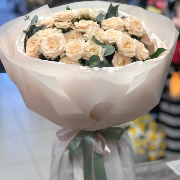 7 кремовых кустовых роз с эвкалиптом в Алуште
