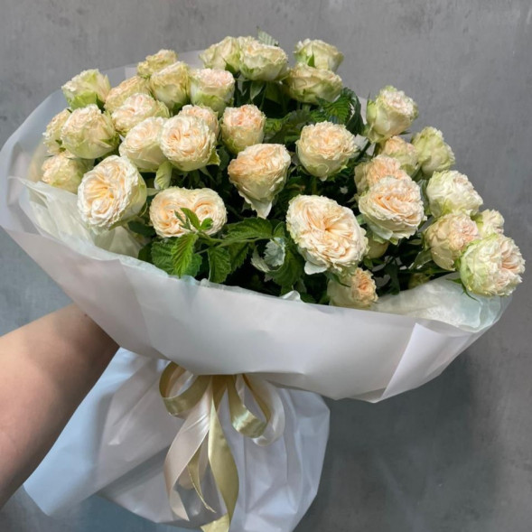 9 кустовых роз в упаковке в Алуште