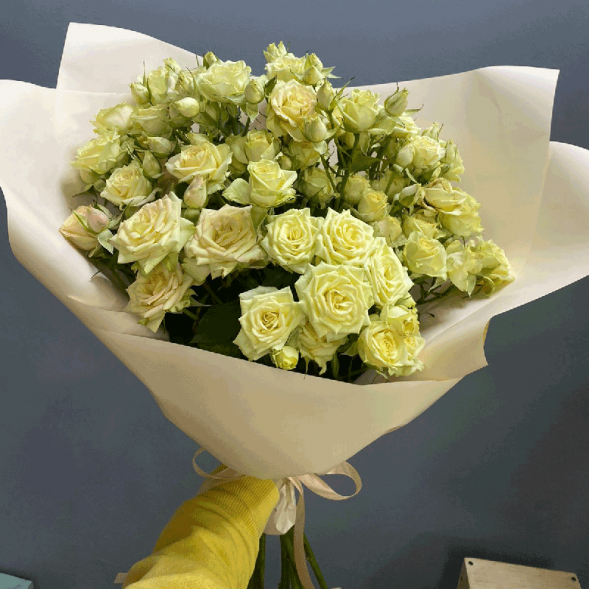 7 кремовых кустовых роз в Алуште