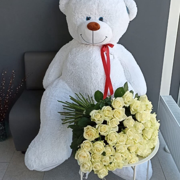 101 белая роза с плюшевым мишкой  в Алуште