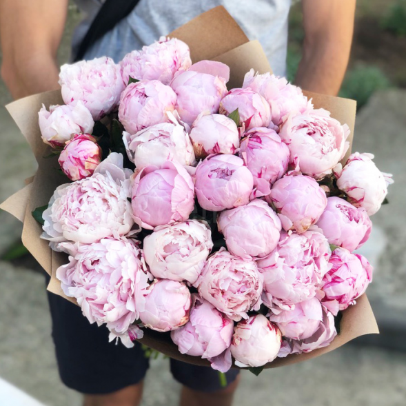 Букет 29 нежных пионов в крафте в Алуште
