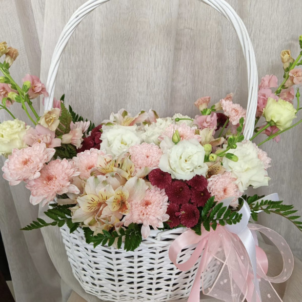 Композиция в корзине «Симпатичная лодочка» в Алуште
