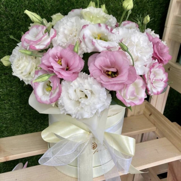 Коробочка с эустомами в Алуште