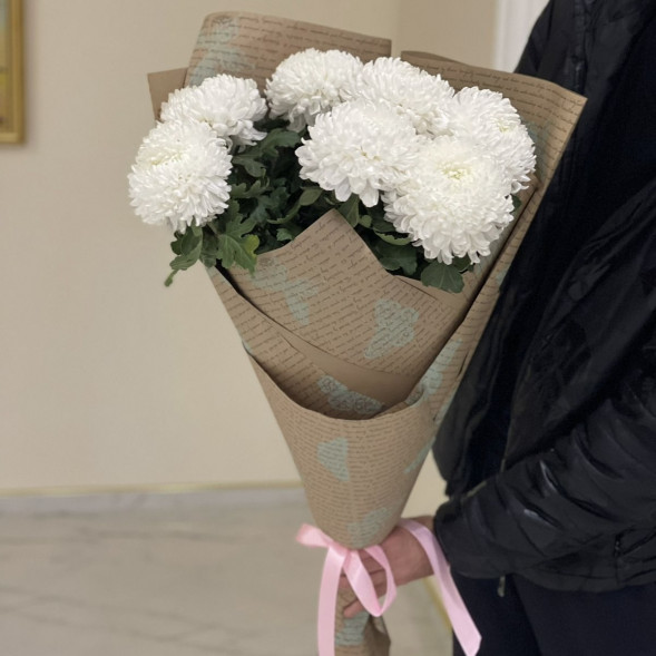 Букет 7 белых одноголовых хризантем в крафте в Алуште