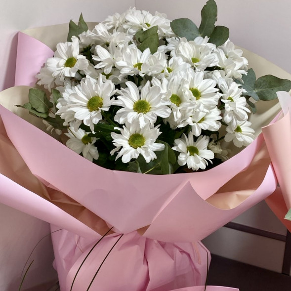 Букет  из 7 белых кустовых хризантем в упаковке в Алуште