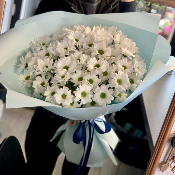 Букет 7 белых кустовых хризантем в Алуште