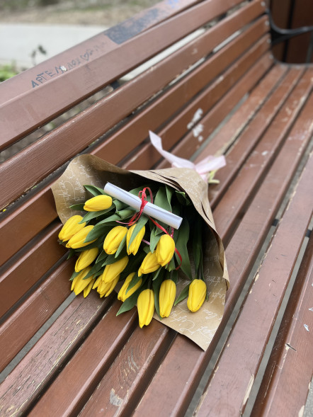 15 жёлтых тюльпанов в Алуште