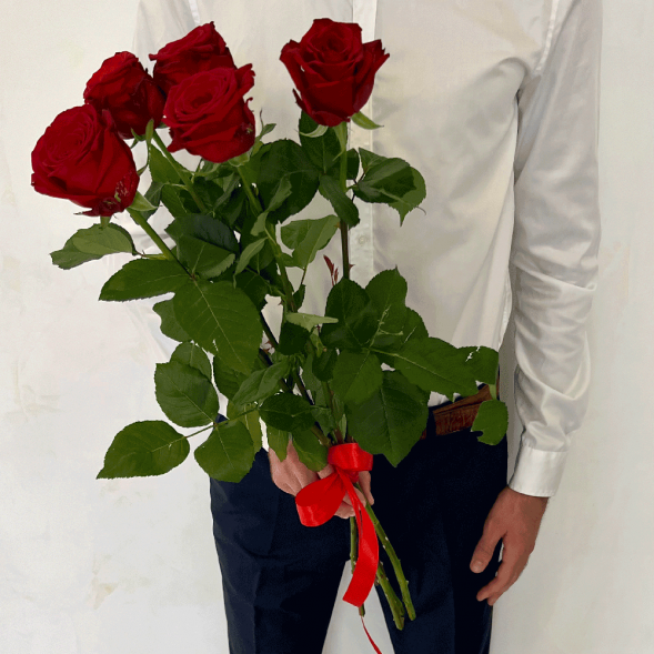 5 красных роз в Алуште