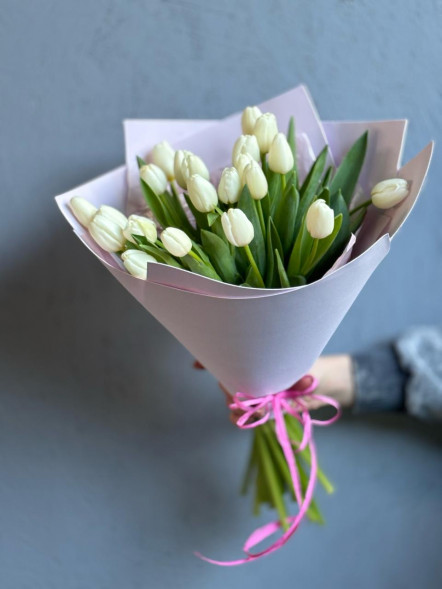 21 белый тюльпан в Алуште