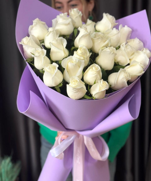 25 белых роз в упаковке Эквадор в Алуште