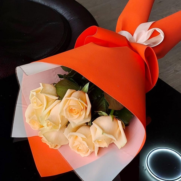 Букет 7 кремовых роз в упаковке в Алуште