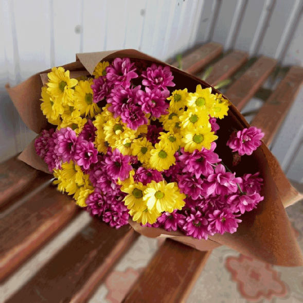 Букет 7 жёлтых и розовых хризантем микс в Алуште