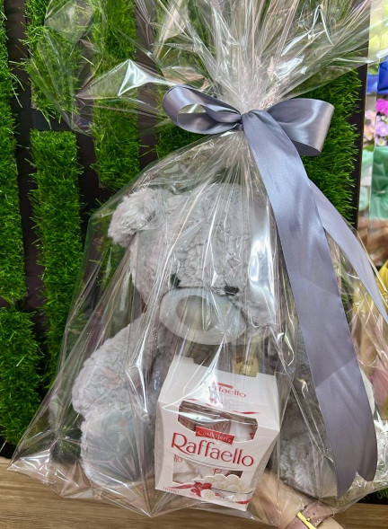 Плюшевый мишка и Raffaello в Алуште