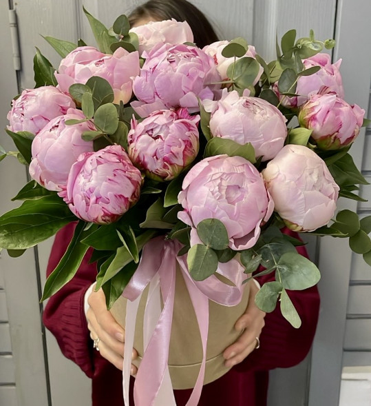 Пионы 13 шт. в шляпной коробке в Алуште