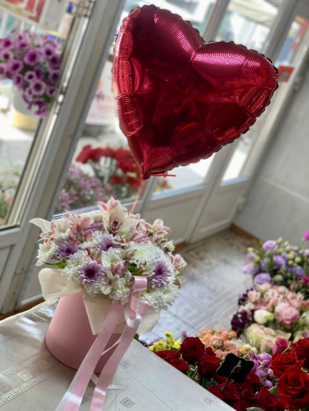 Цветы в коробке и шарик в форме сердца в Алуште