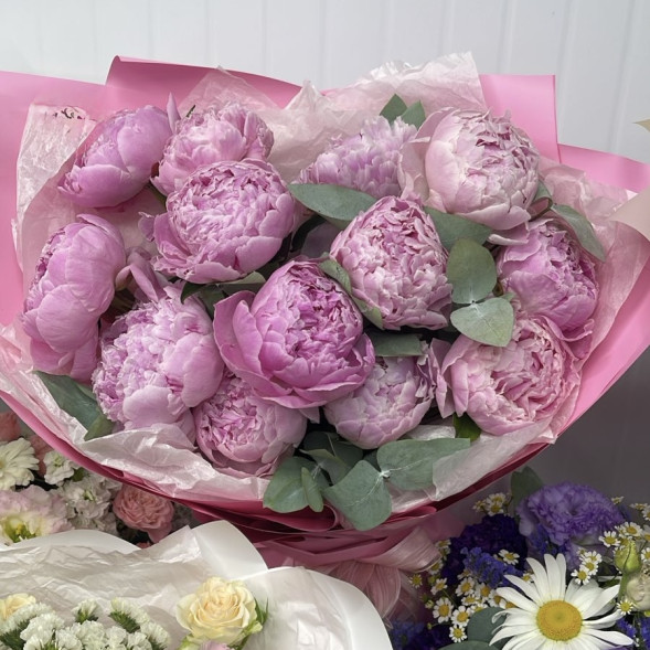 Букет 13 нежных пионов в упаковке в Алуште