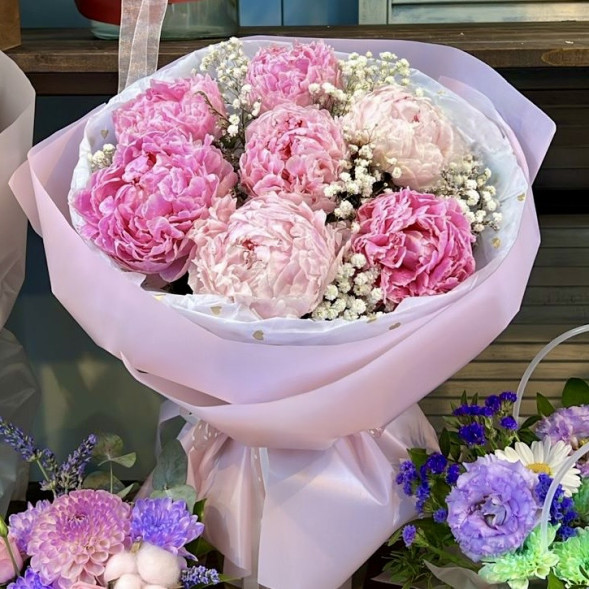 Букет 7 нежных пионов с гипсофилой в Алуште