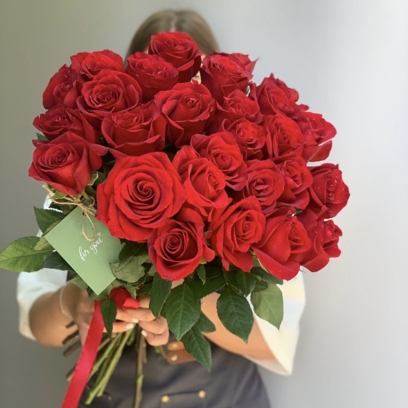 27 красных импортных роз, лента в Алуште