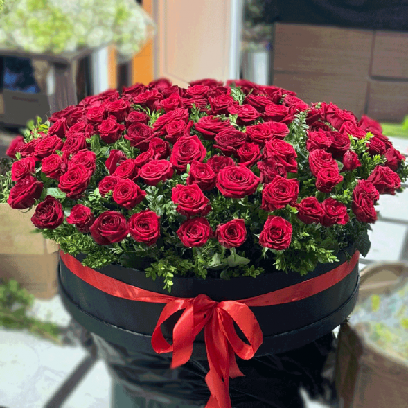 101 красная роза в шляпной коробке в Алуште