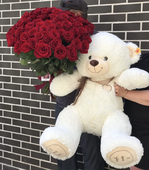 Подарочный набор из 51 красной розы и большого плюшевого мишки в Алуште