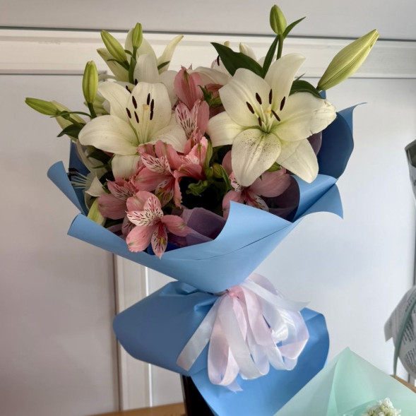 Букет из лилий и альстомерий в Алуште