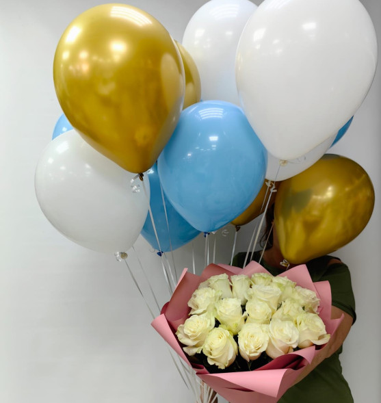 Букет 15 белых роз и 15 гелиевых шаров в Алуште