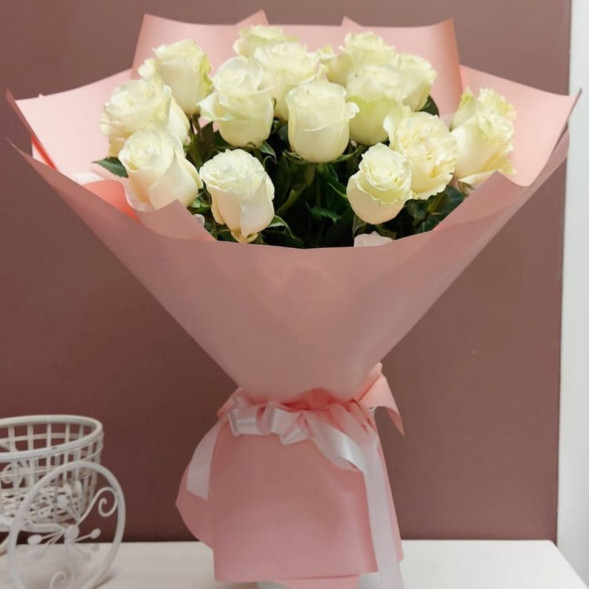 Букет 15 белых голландских роз в упаковке в Алуште