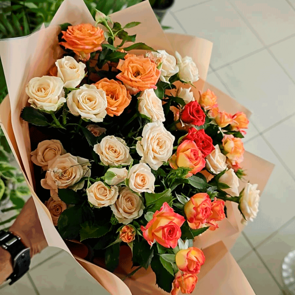 Букет 7 кустовых роз в Алуште