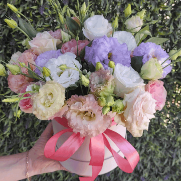 Нежный микс эустом в шляпной коробке в Алуште