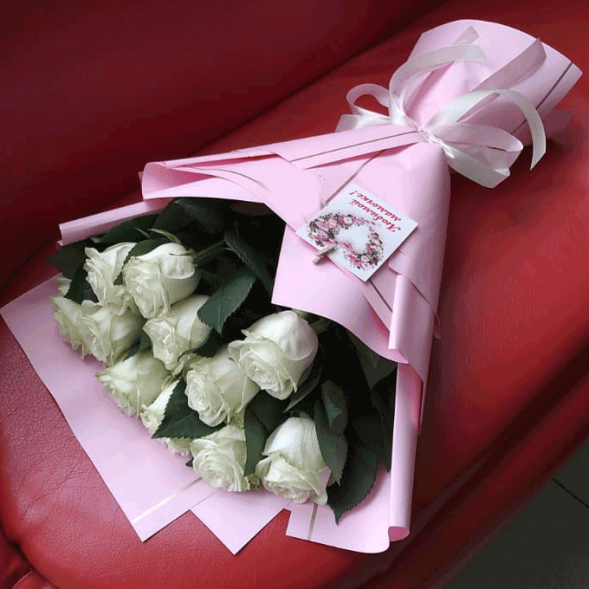 Букет 11 белых роз в упаковке в Алуште